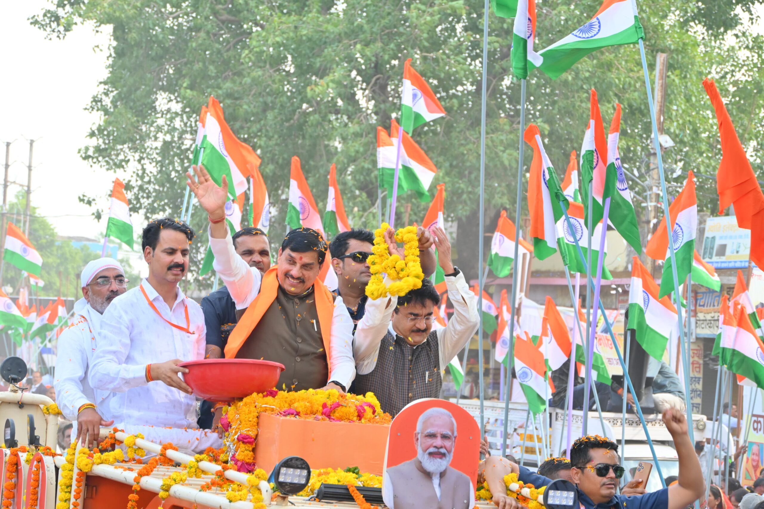 भारत माता की जय और वंदे मातरम के उद्घोष के साथ मुख्यमंत्री डॉ यादव ने आम जनता पर की फूलों की वर्षामुख्यमंत्री डॉ यादव ने बरेली में आयोजित तिरंगा यात्रा में की सहभागिता