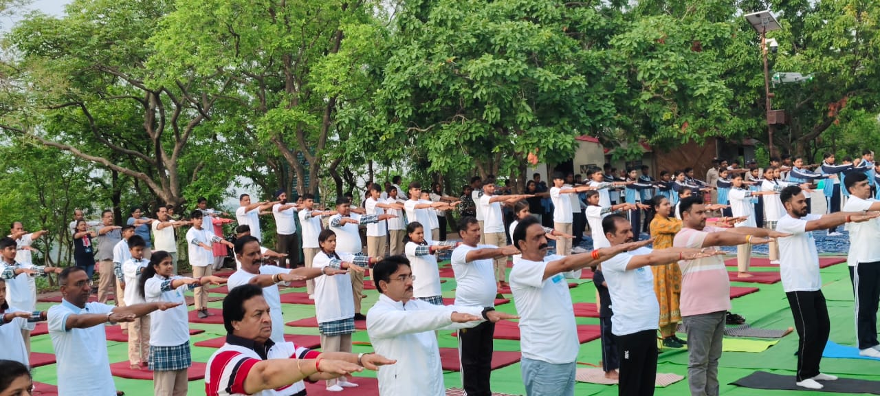 स्वस्थ्य और दीर्घ जीवन के लिए नियमित योगाभ्यास जरूरी है- स्वास्थ्य राज्यमंत्री श्री पटेलअंतर्राष्ट्रीय योग दिवस पर विश्व प्रसिद्ध भीमबेटका में सामूहिक योग कार्यक्रम आयोजित
