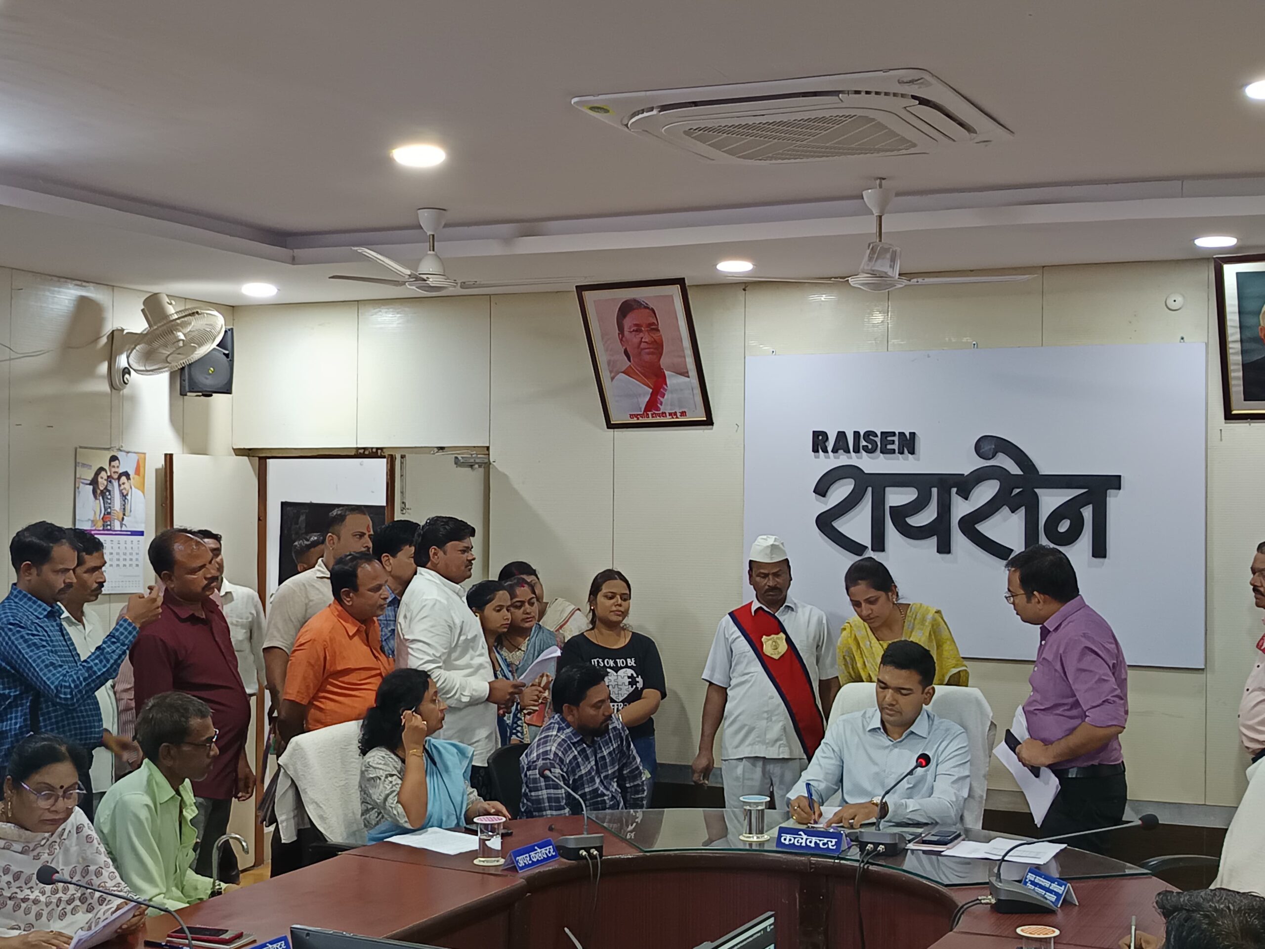 कलेक्टर श्री विश्वकर्मा ने जनसुनवाई में नागरिकों की समस्याओं का किया निराकरण