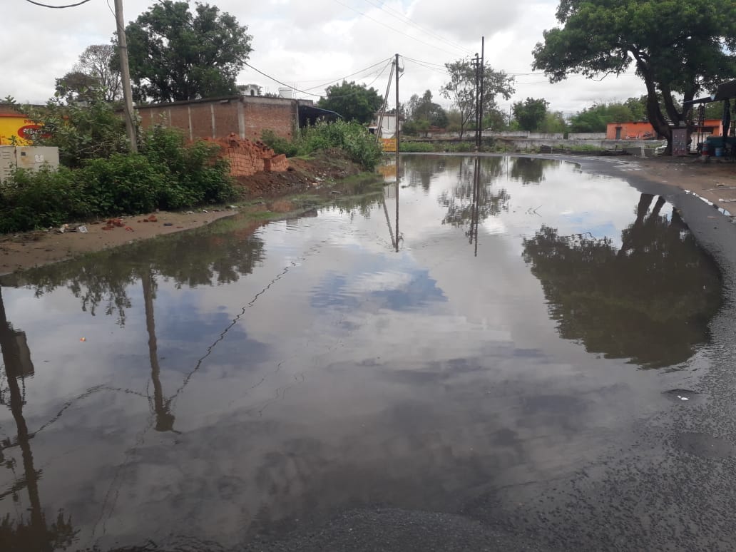 लंबे अरसे  से जर्जर स्थिति बनी सड़क में जलभराव ।  परेशान राहगीर बेखबर प्रशासन