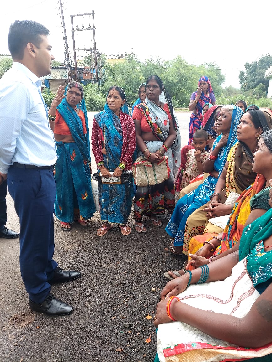 कलेक्टर श्री विश्वकर्मा ने पड़रियाकला पहुंचकर प्रभावितों को दी सांत्वना