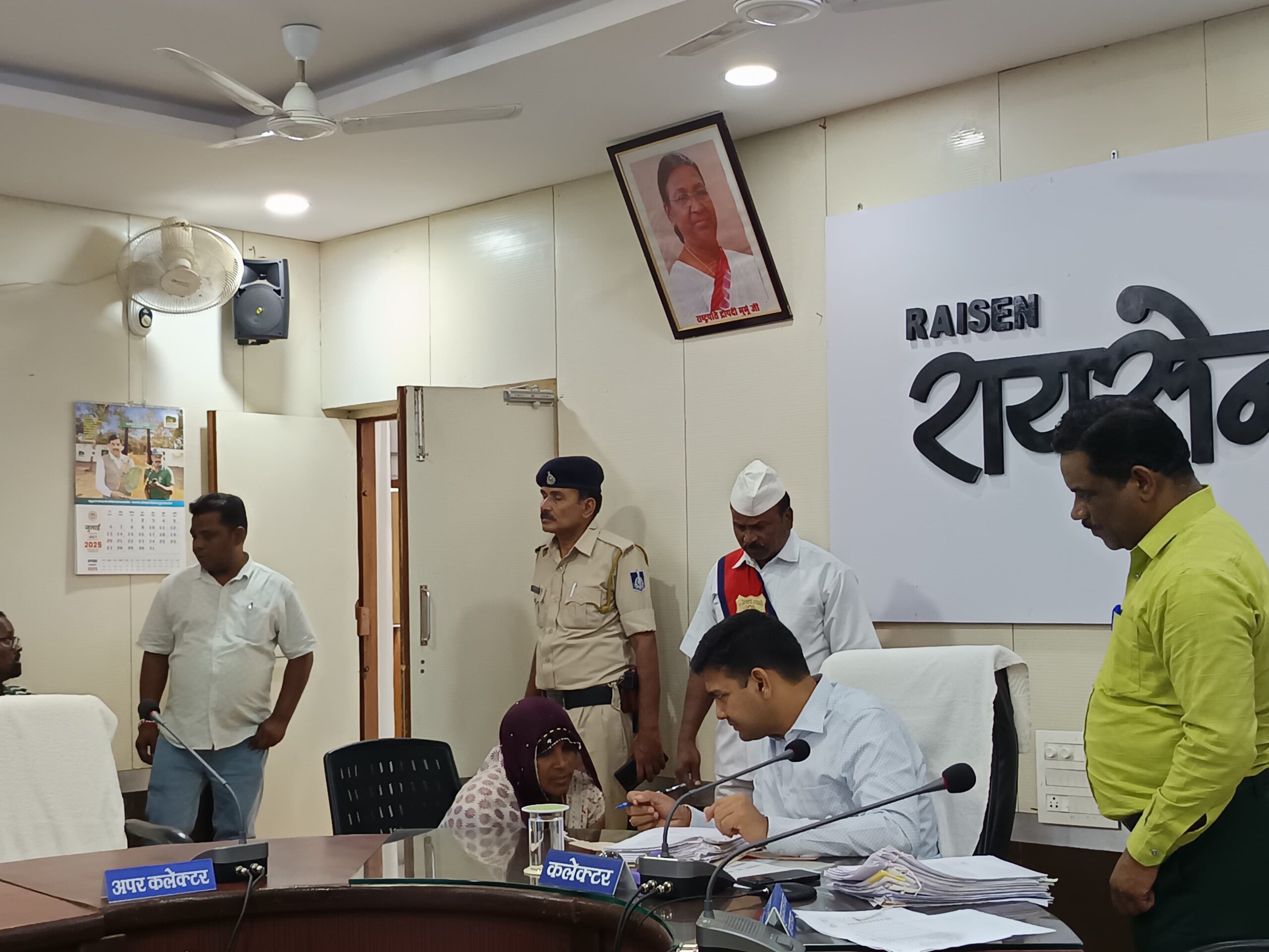 जनसुनवाई में कलेक्टर श्री विश्वकर्मा ने नागरिकों की समस्याओं का किया निराकरण