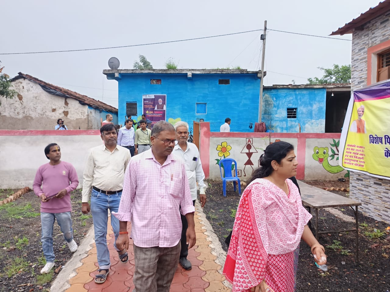 ग्राम कचनारिया और उचैर में जनजातीय वर्ग से मिला केन्द्रीय  दलजनजातीय वर्ग के लिए संचालित योजनाओं के क्रियान्वयन तथा विकास कार्यों का लिया जायजा