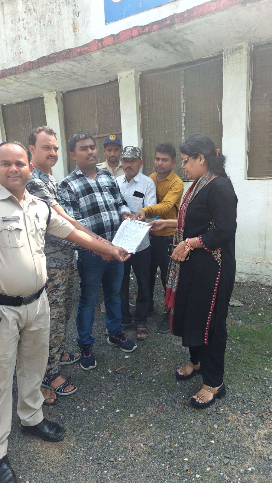 कोटवार संघ के स्थानीय सदस्यों के द्वारा तहसीलदार के माध्यम से मुख्यमंत्री के नाम सौंपा गया ज्ञापन