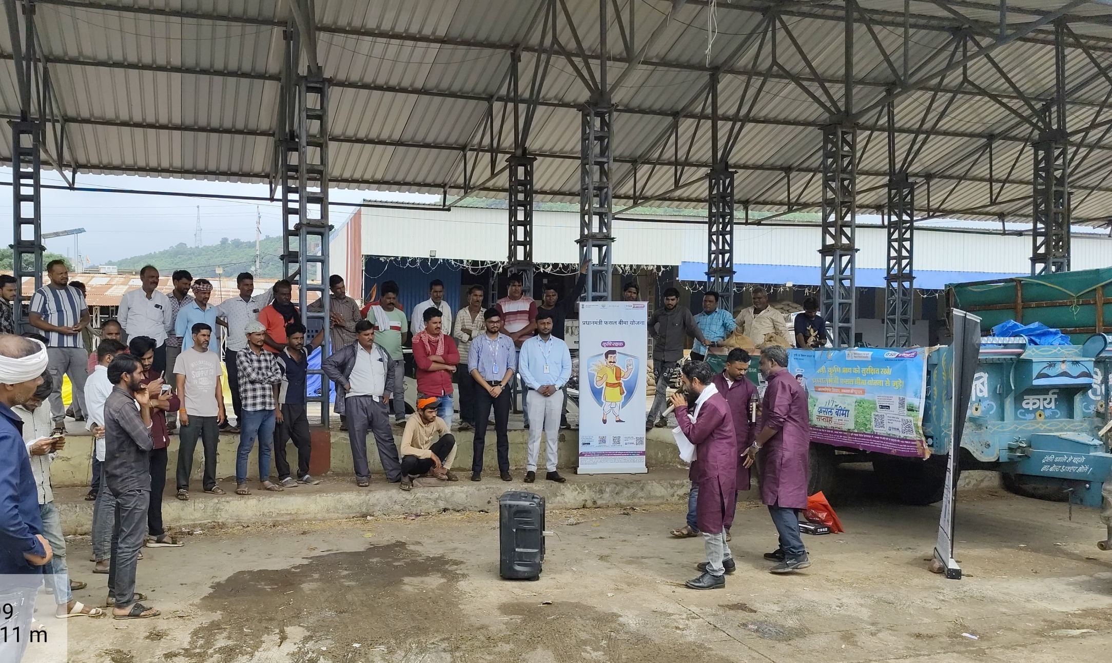 फसल बीमा कराओ सुरक्षा कवच पाओ‘‘जिले में नुक्कड़ नाटक कर किसानों को फसल बीमा कराने किया जा रहा है प्रेरितकिसान भाई 31 जुलाई तक करा सकते हैं फसल बीमा