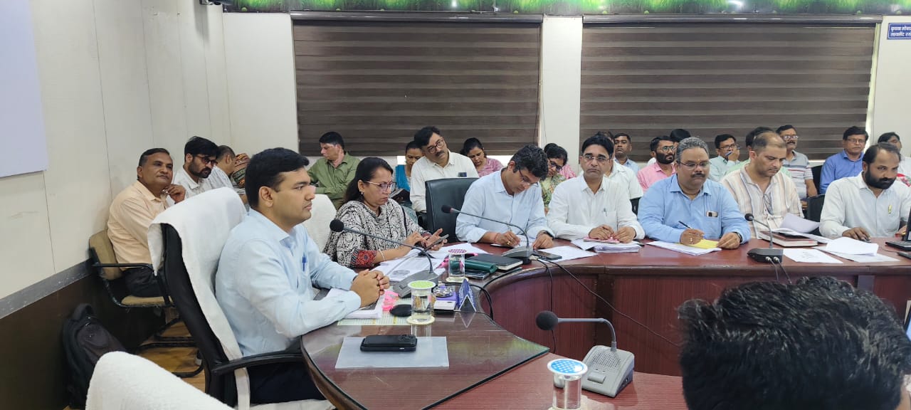 कलेक्टर श्री विश्वकर्मा ने की पंचायत एवं ग्रामीण विकास विभाग के विकास और निर्माण कार्यो की विस्तृत समीक्षा