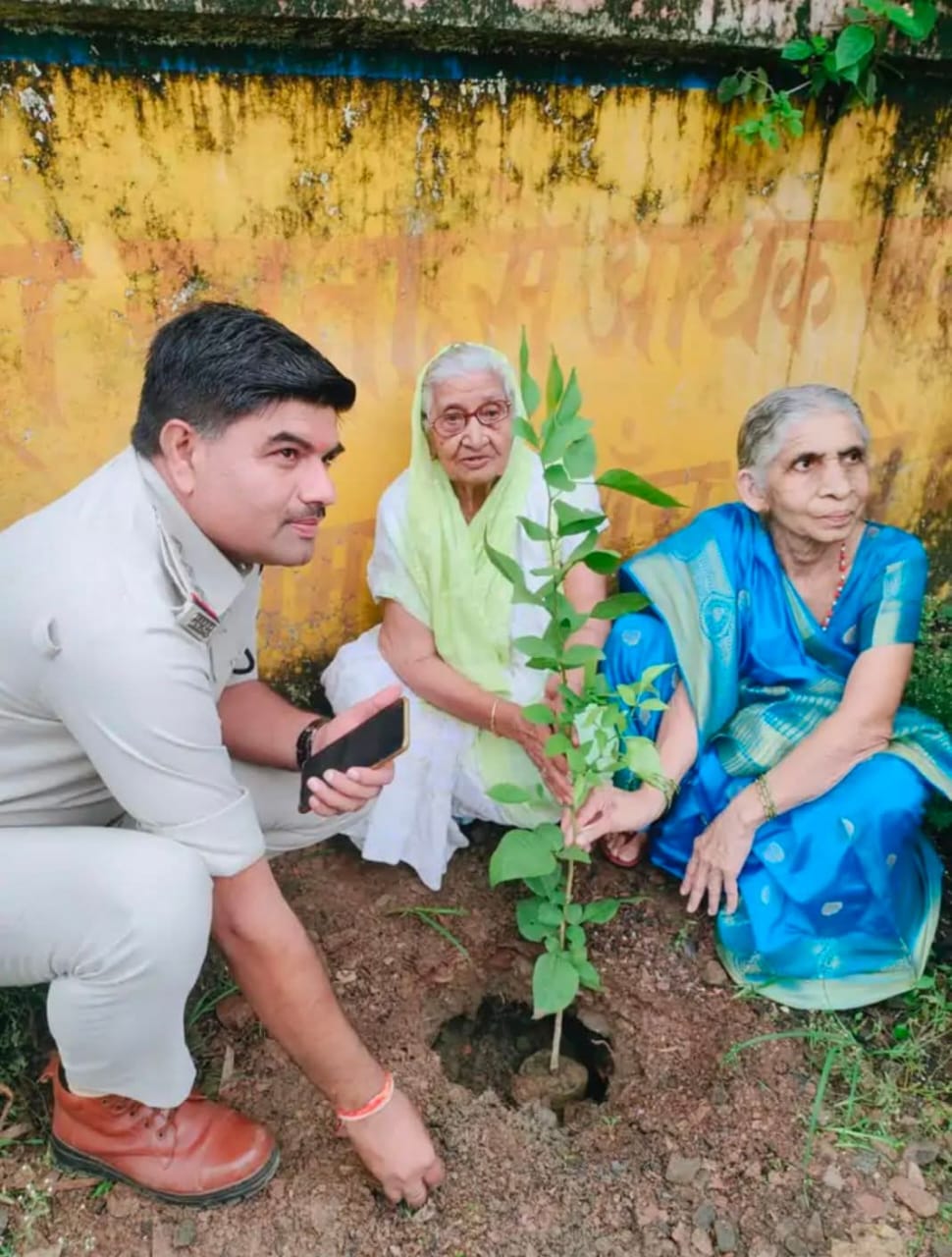 आज श्रावण माह के प्रथम सोमवार को मां के नाम रौपा पौधा।