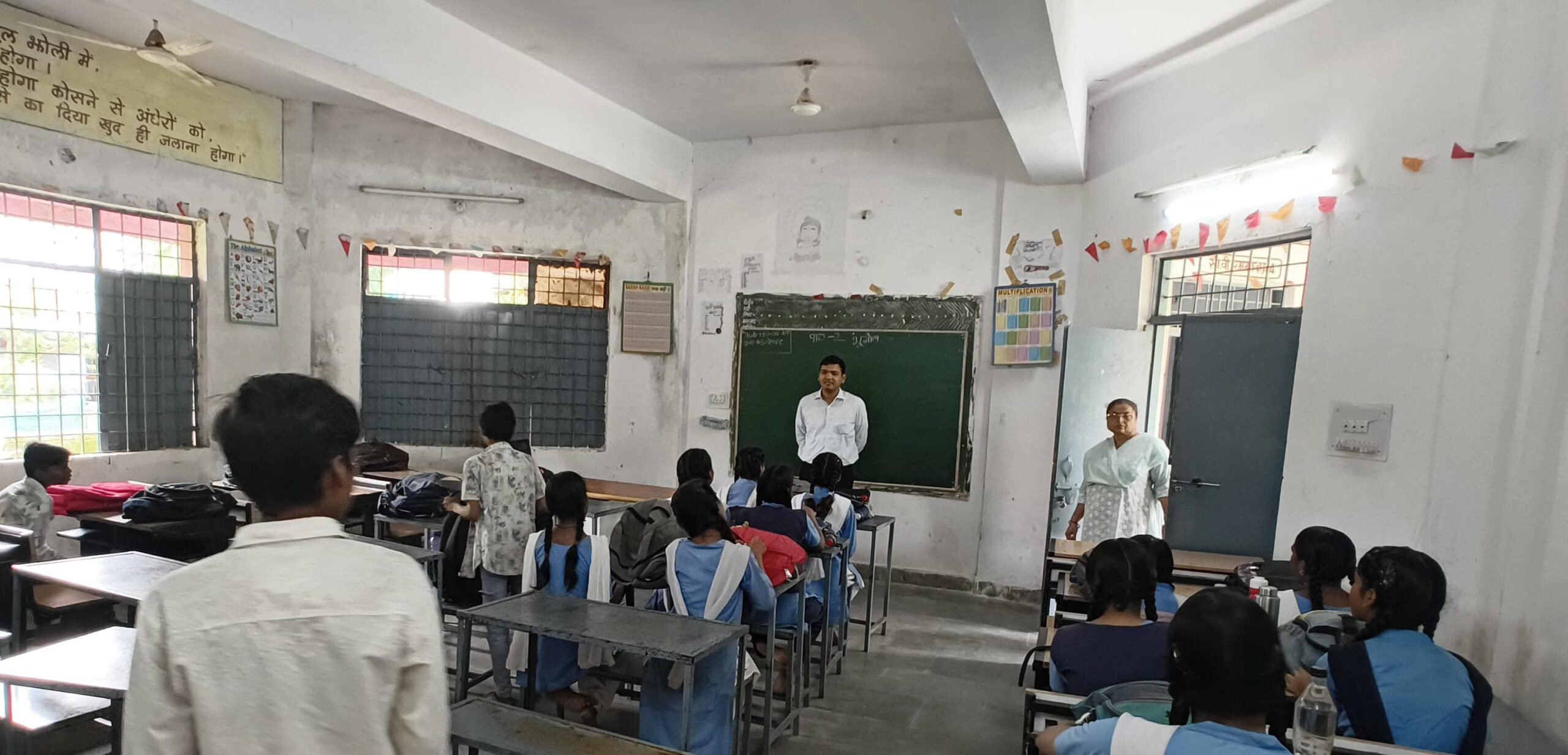 कलेक्टर श्री विश्वकर्मा ने शासकीय हाईस्कूल का किया आकस्मिक निरीक्षण