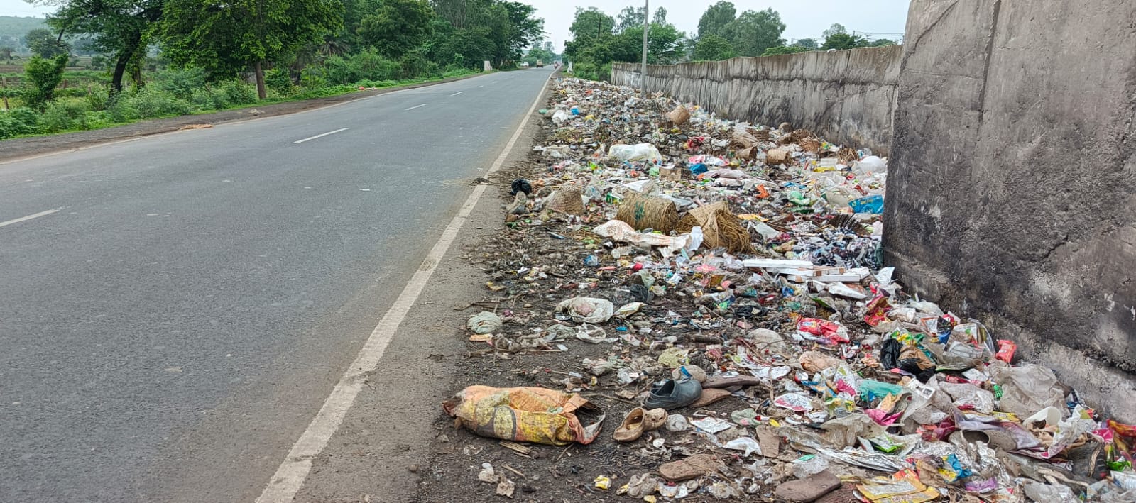 राष्ट्रीय राजमार्ग किनारे कचरे का अंबार, दुर्गंध और बीमारियों से जूझते राहगीर