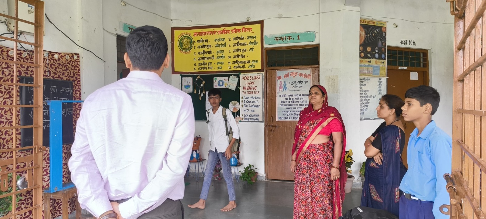 कलेक्टर श्री विश्वकर्मा ने ग्राम वनखेड़ी में शासकीय हाईस्कूल का किया निरीक्षण