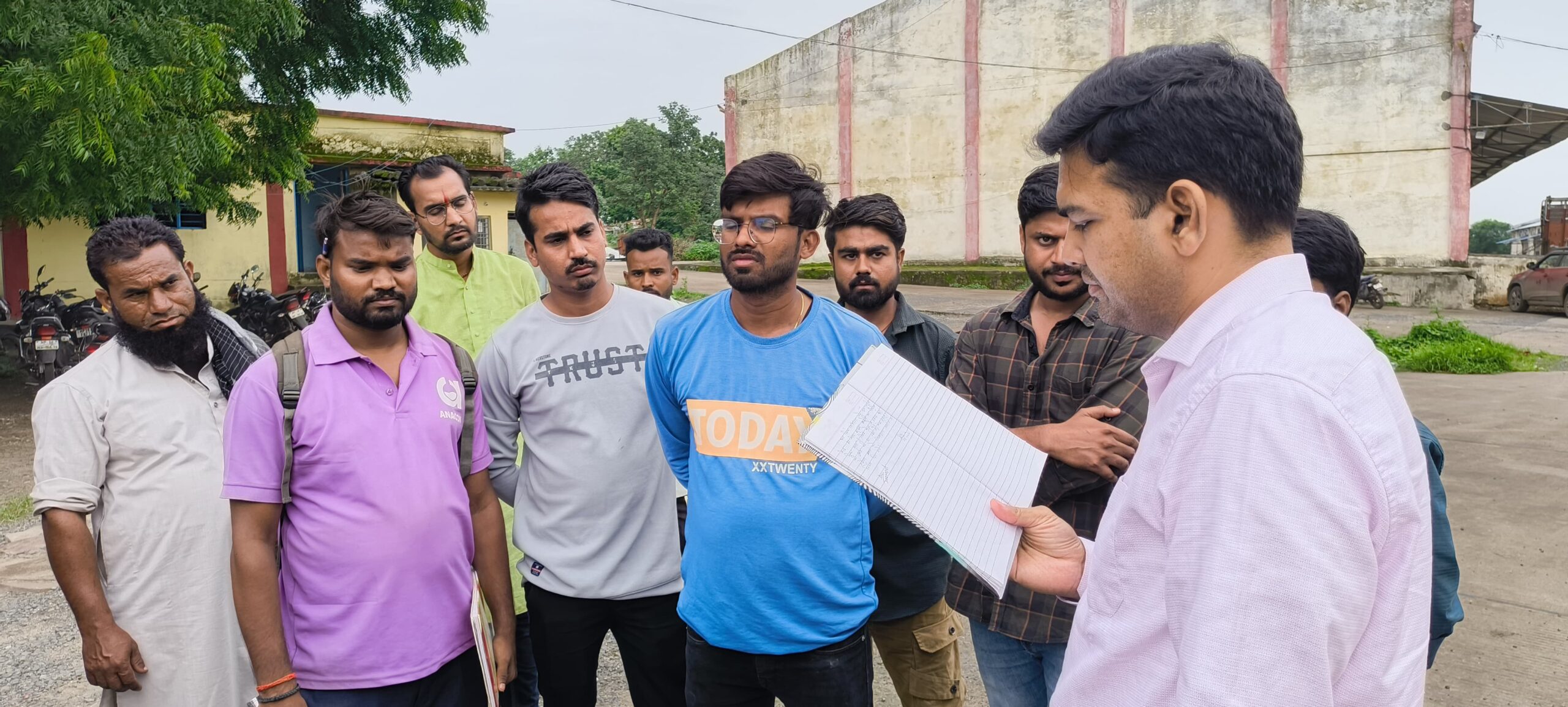 कलेक्टर श्री विश्वकर्मा ने बम्होरी में मूंग उपार्जन केन्द्र का किया निरीक्षण