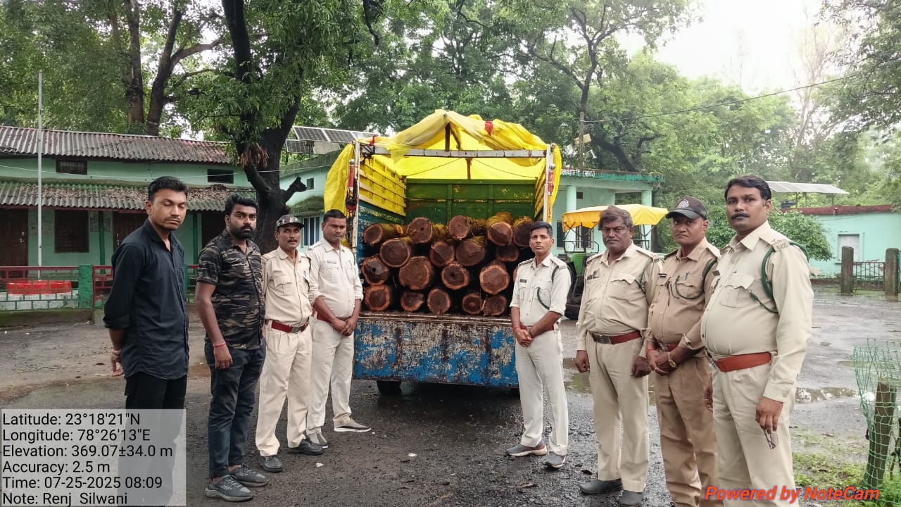 अवैध रूप से सागौन वनोपज परिवहन करते महिन्द्रा बोलेरो जप्त