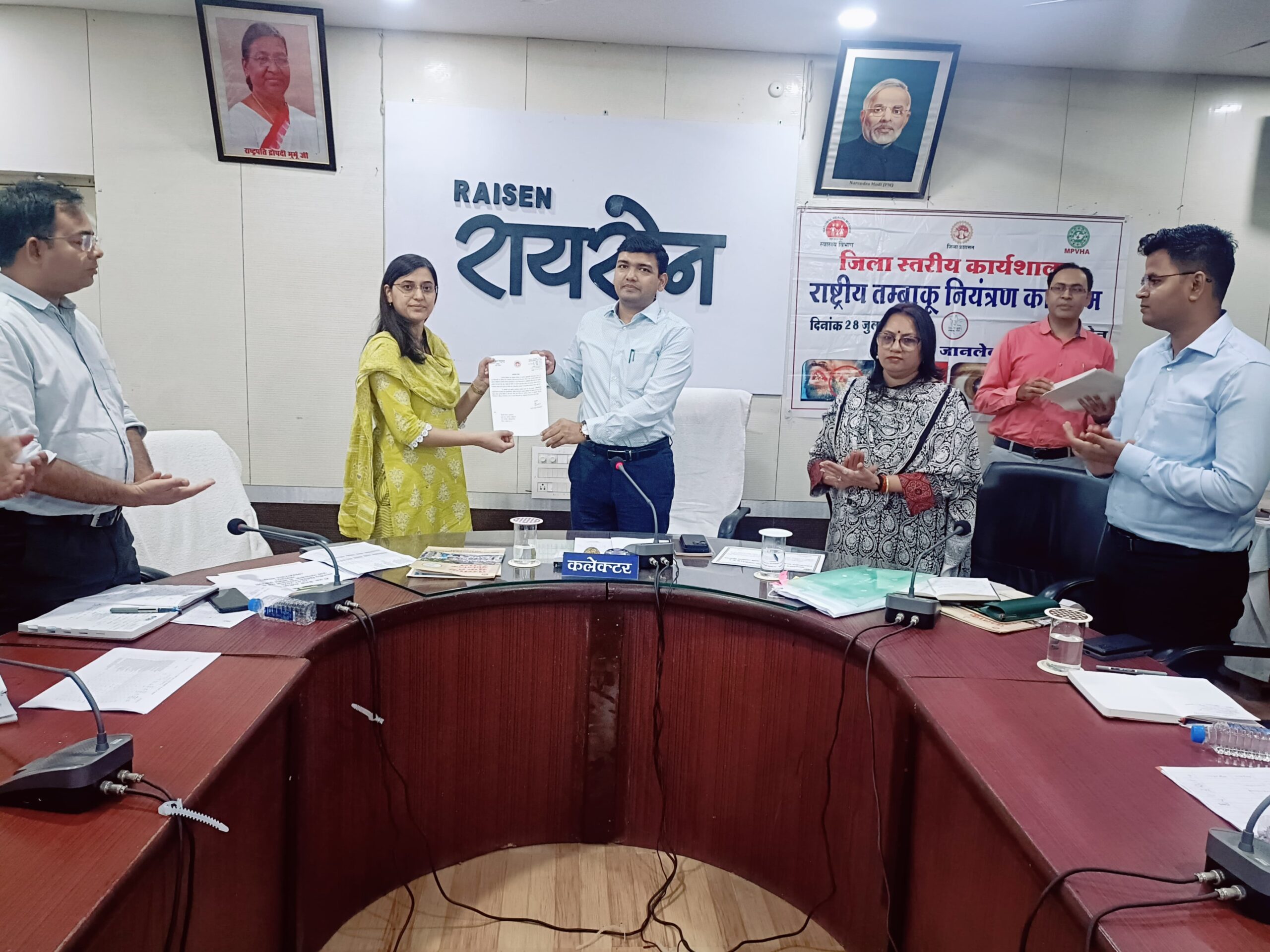 कलेक्टर श्री विश्वकर्मा ने सीएम हेल्पलाईन के निराकरण में उत्कृष्ट कार्य करने वाले अधिकारियों को किया सम्मानित