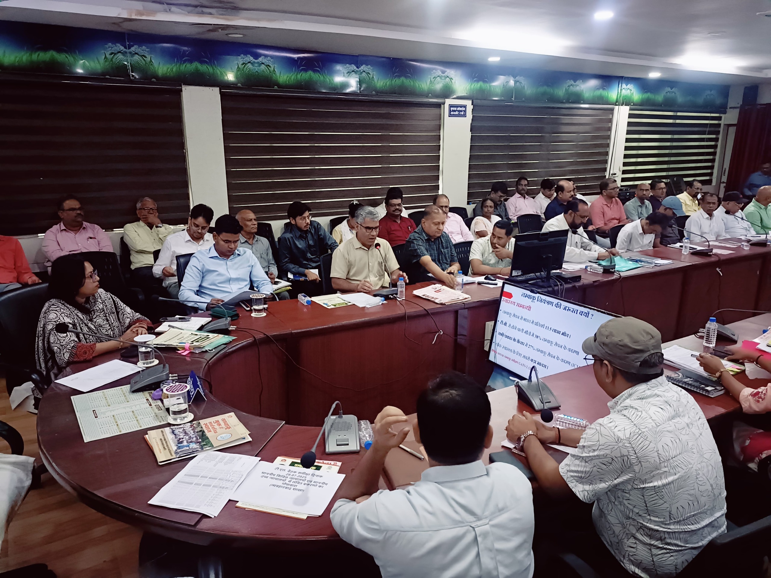 किसानों को सुगमता से मिले खाद, नकली खाद बेचने या कालाबजारी करने वालों पर करें कठोर कार्रवाई । कलेक्टर