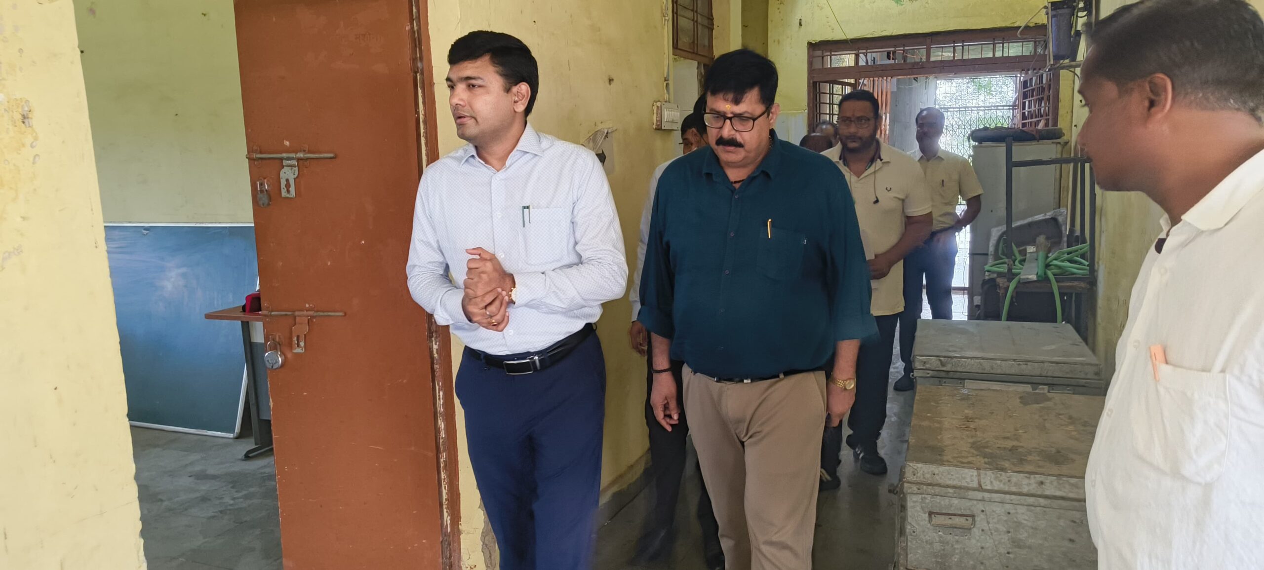 कलेक्टर श्री विश्वकर्मा ने ईव्हीएम स्ट्रांग रूम का किया निरीक्षण