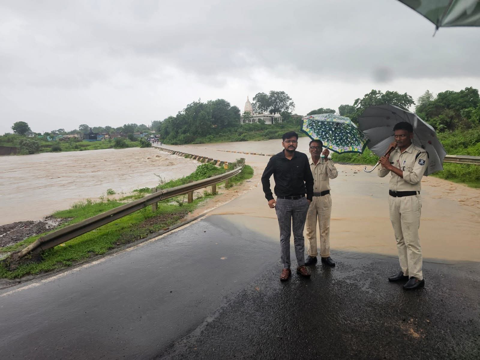 कागपुर नदी का पानी पुल के ऊपर पहुंचने से रोड जाम ।सुरक्षा जायजा लेने पहुंचे नायब तहसीलदार