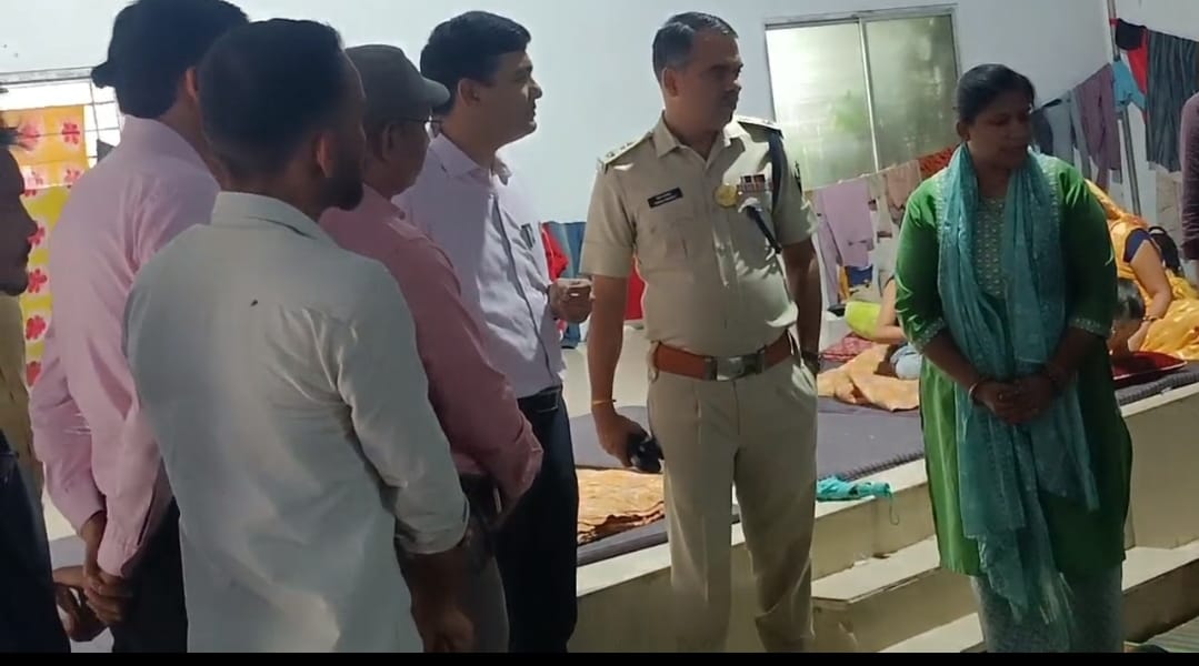 कलेक्टर ने राहत शिविर का निरीक्षण किया।