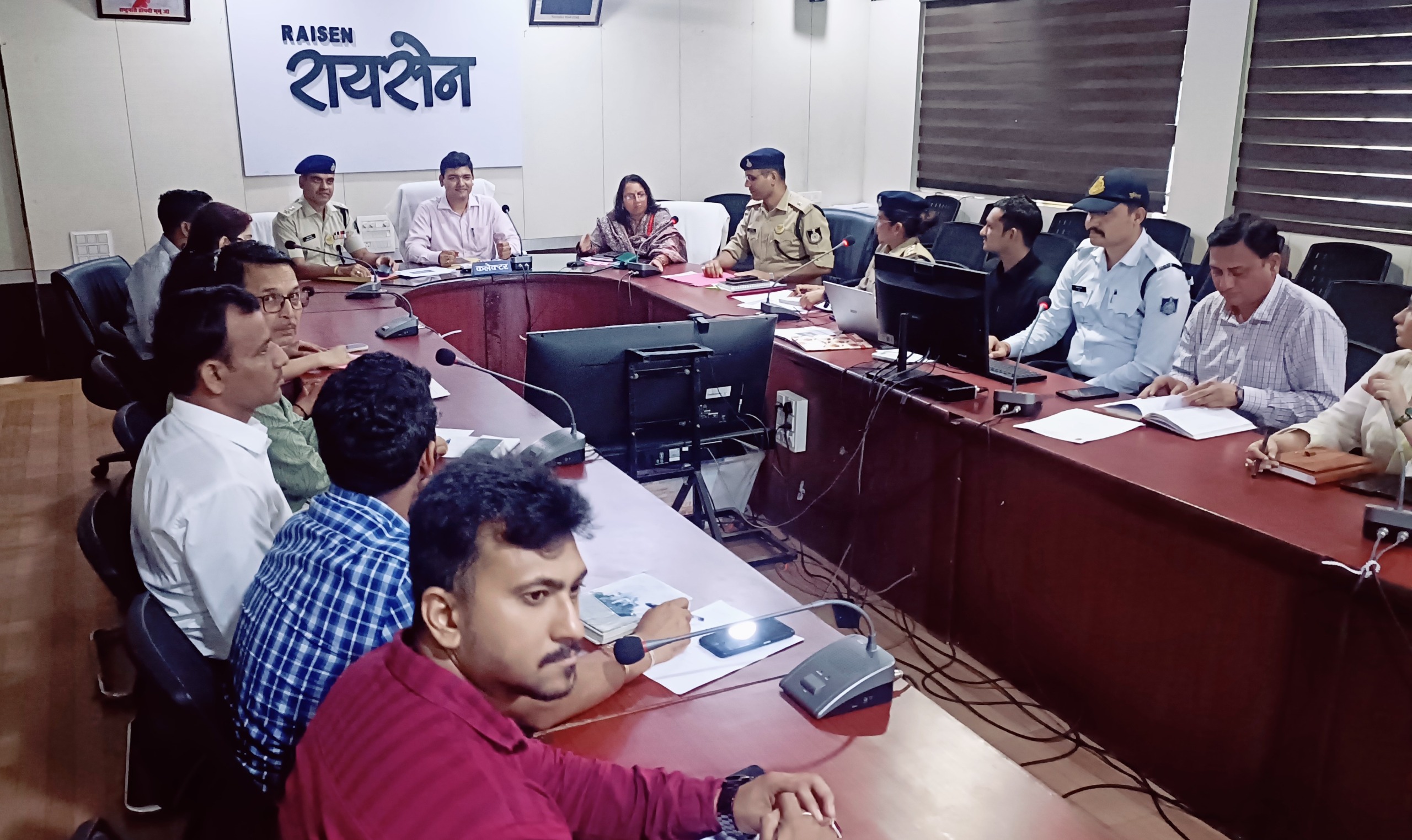 जिला सड़क सुरक्षा समिति की बैठक कलेक्टर श्री विश्वकर्मा की अध्यक्षता में कलेक्ट्रेट सभाकक्ष में सम्पन्न