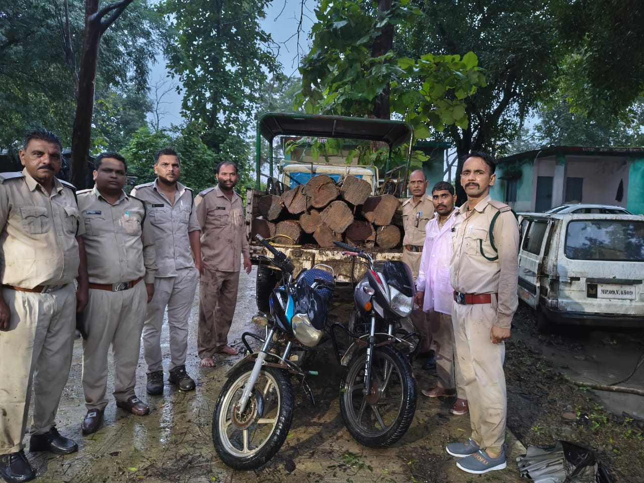 अवैध रूप से वनोपज की कटाई और परिवहन करने वाले आरोपियों पर एफआईआर दर्ज