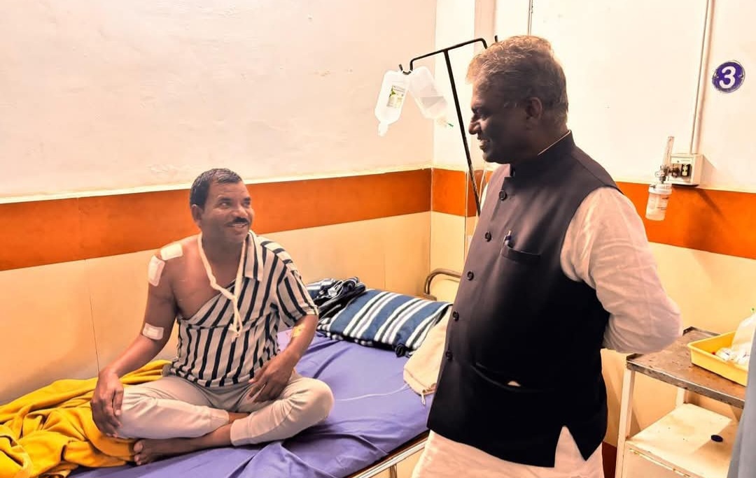 आज नगर परिषद अध्यक्ष का हाल जानने अस्पताल पहुंचे पूर्व मंत्री एवं क्षेत्रीय विधायक।