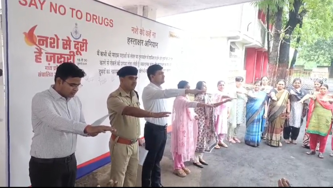 नशे से दूरी – है जरूरी‘‘नशामुक्ति के प्रति जनजागरूकता लाने कलेक्टर और एसपी ने हस्ताक्षर अभियान का किया शुभारंभ