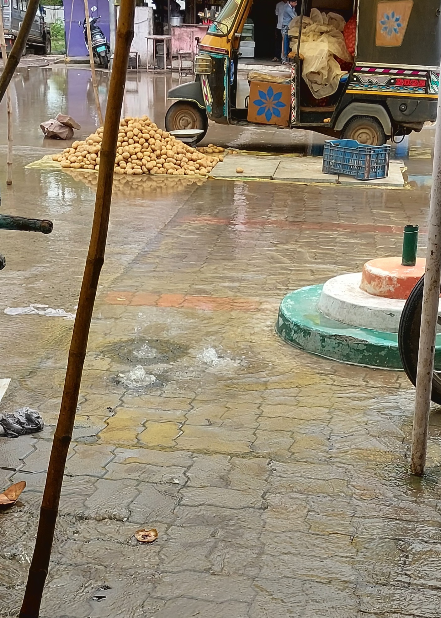 बसस्टैंड परिसर में जमीन से निकले पानी के फव्वारे, हाटबाजार में दुकानदार परेशान