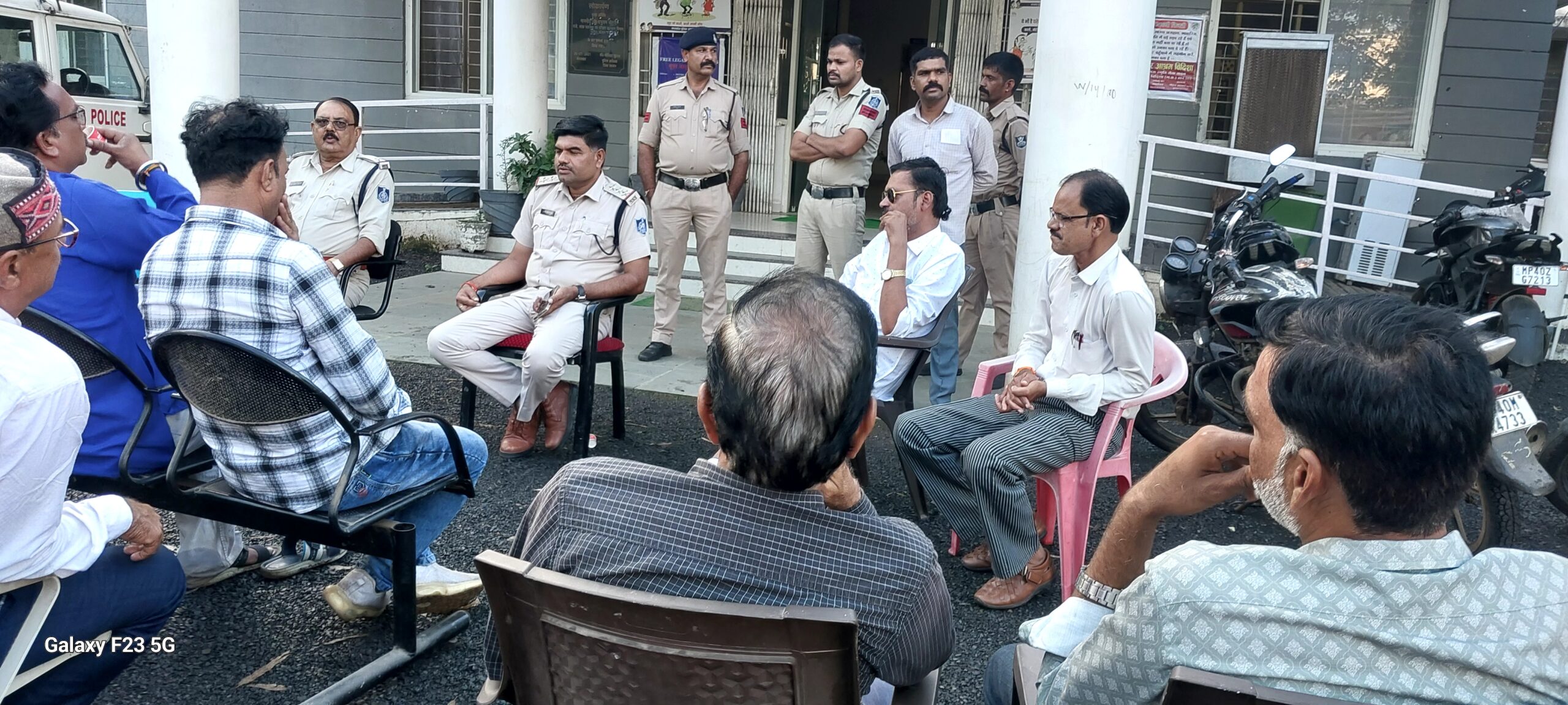 आगामी त्योहारों को लेकर थाना परिसर में शांति समिति की बैठक