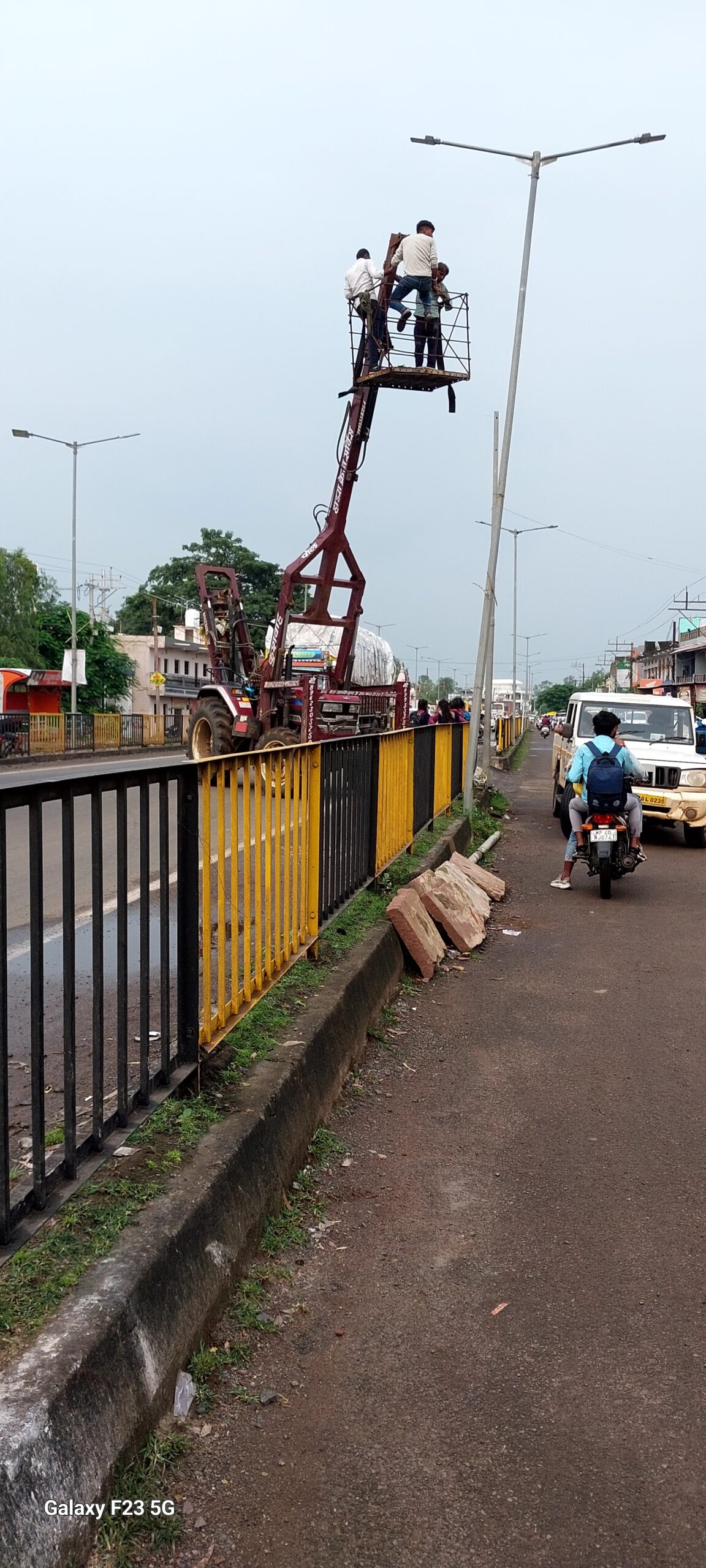 अब आई प्रशासन को नगर की स्ट्रीट लाइट सुधारने की याद स्ट्रीट लाइटो की हुई मरम्मत लेकिन सवाल बरकरार—कितने दिन तक?