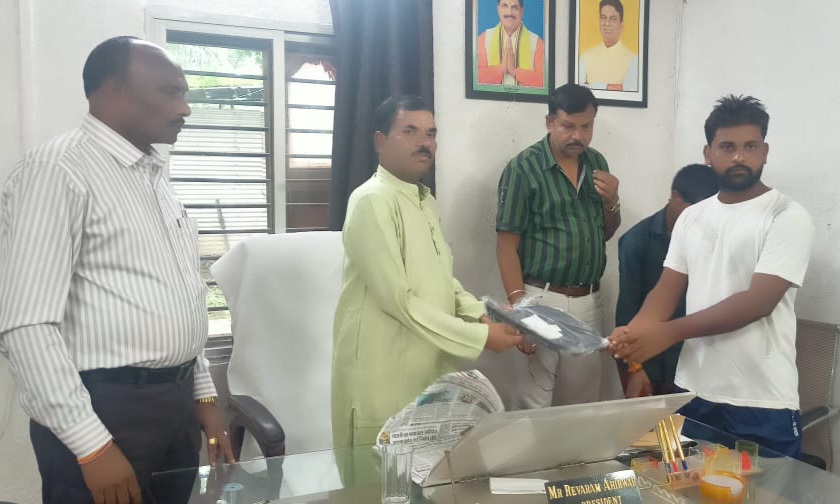 नगर की सेवा में रातदिन समर्पित कर्मचारियों को रैनकोट वितरण की नगरपरिषद का सराहनीय कदम।