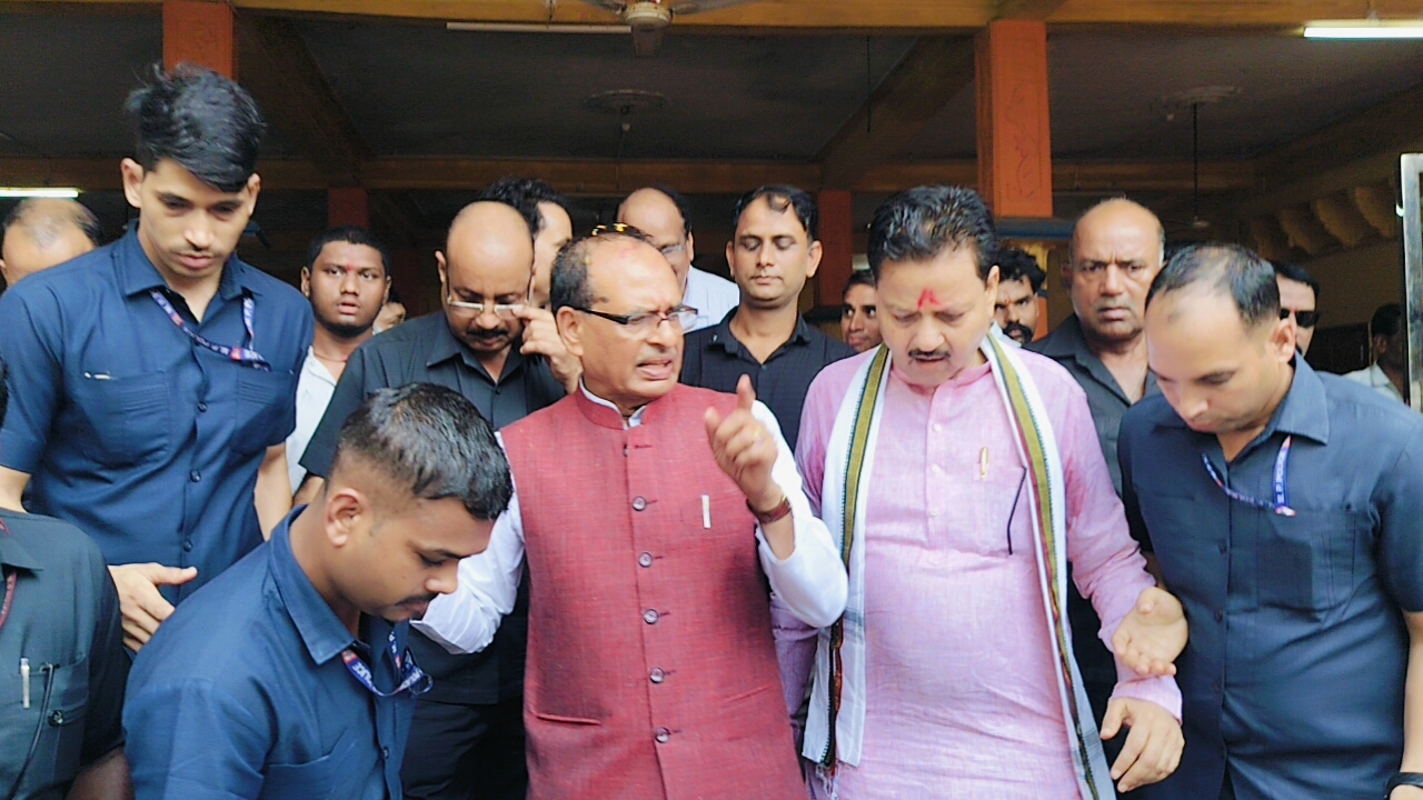 केंद्रीय कृषि एवं ग्रामीण विकास मंत्री श्री शिवराज सिंह चौहान द्वारा सिलवानी तहसील के बम्होरी में बाढ़ प्रभावितों से मुलाकात की।