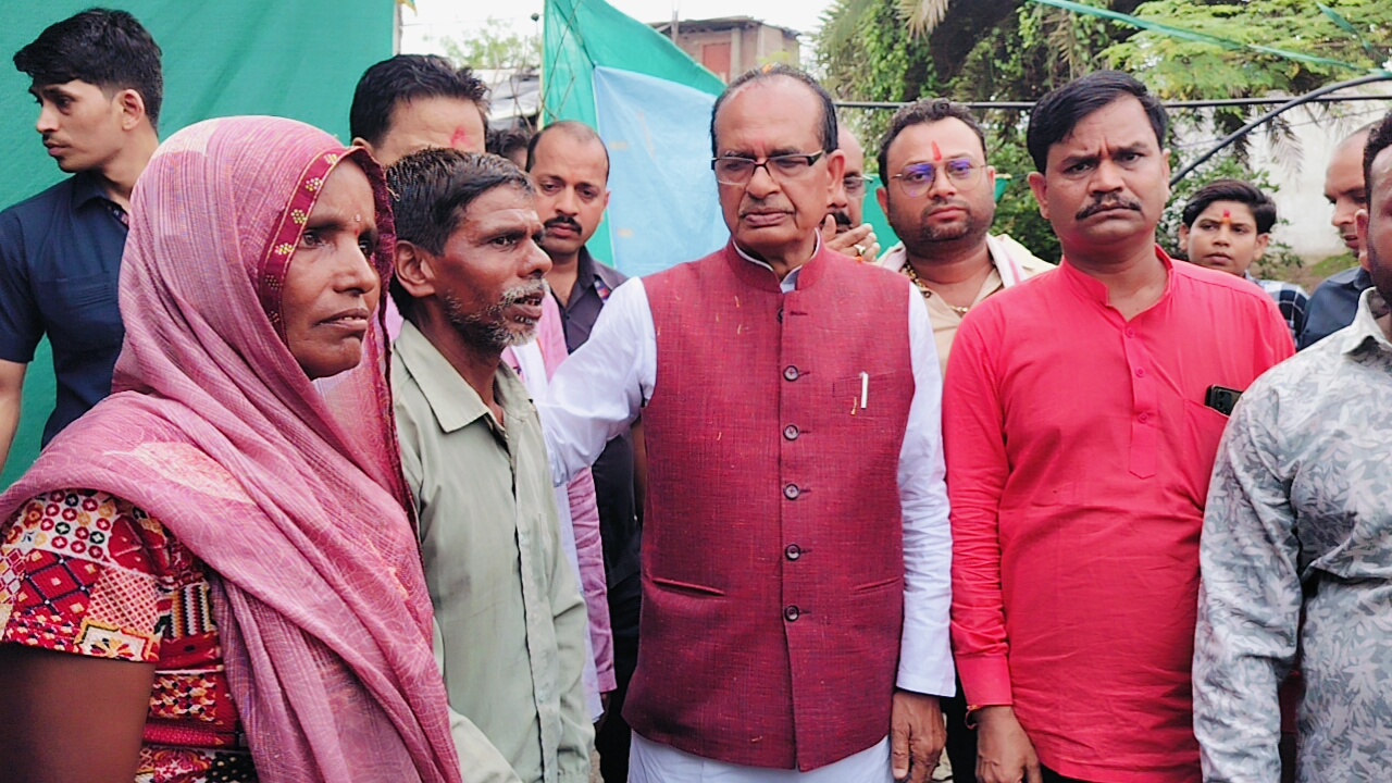 दुख तकलीफ की घड़ी है, ऑखों में आंसू मत लाना! सरकार इस संकट से बाहर निकालेगी- केन्द्रीय मंत्री श्री चौहान