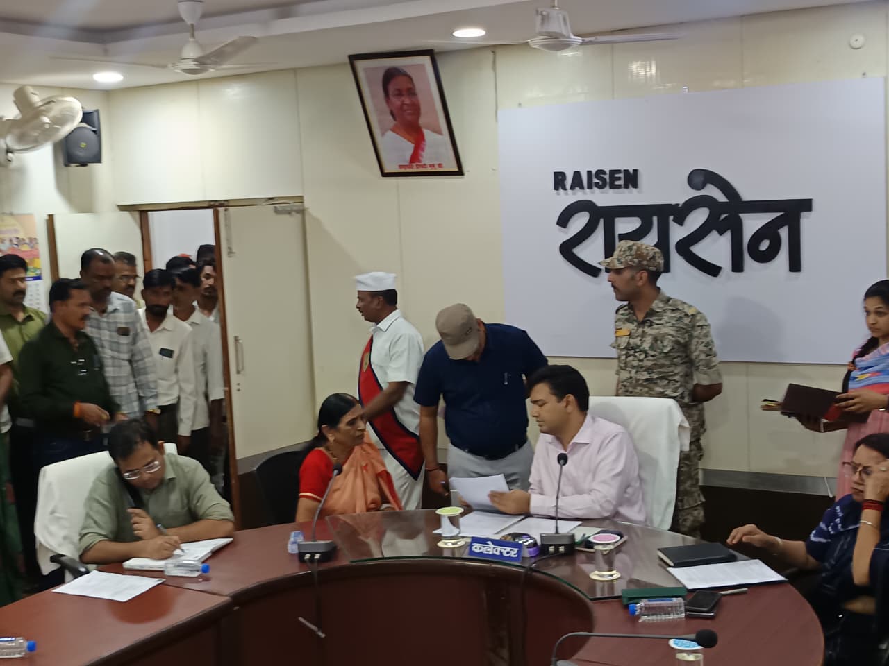 जनसुनवाई में कलेक्टर श्री विश्वकर्मा ने नागरिकों की समस्याओं का किया निराकरण