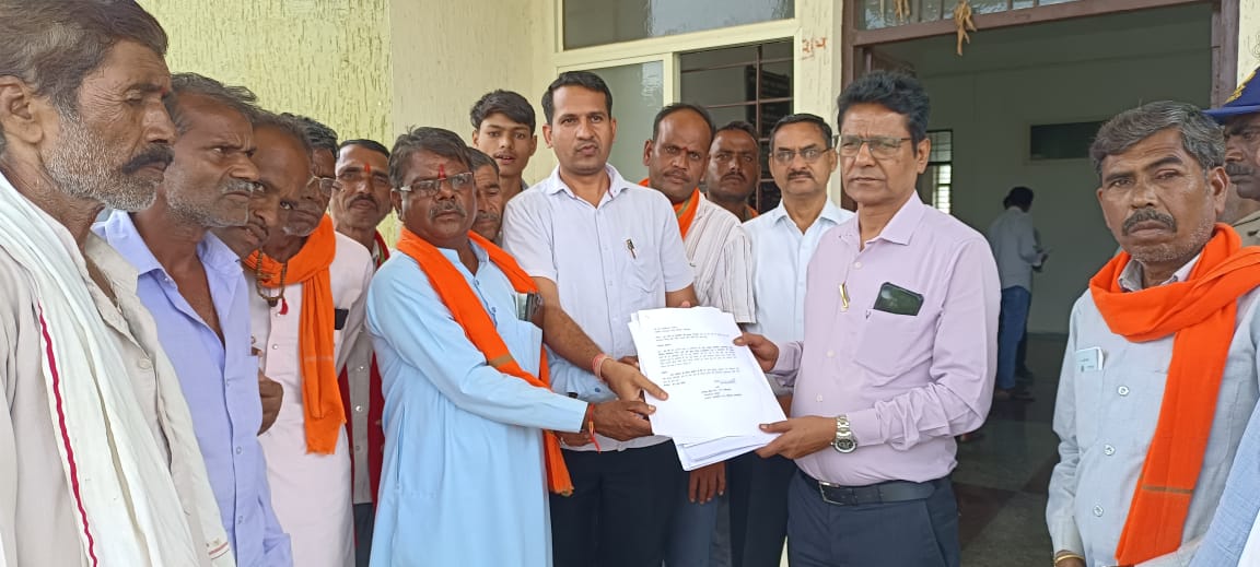 रमपुरा ग्राम में बाढ़ से फ़सल हुई नष्ट, ग्रामीणों ने ज्ञापन सौंपकर माँगा मुआवजा.