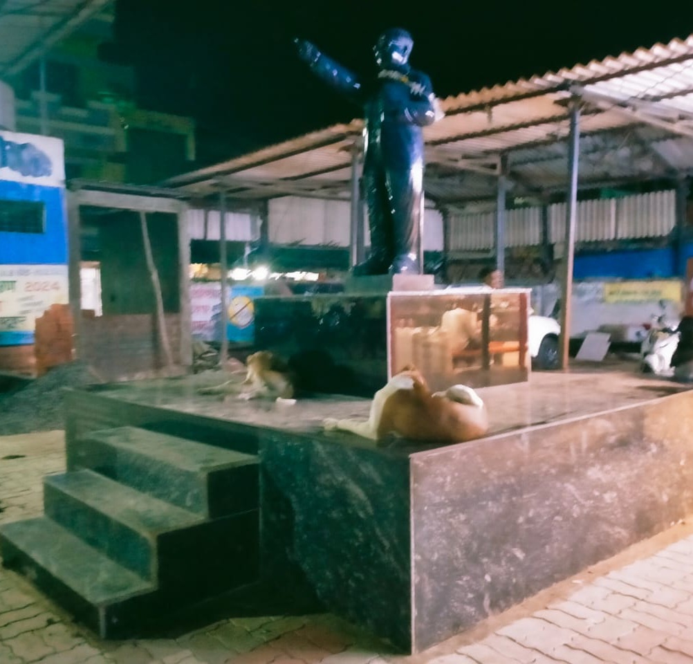 बाबा साहेब अम्बेडकर की प्रतिमा उपेक्षा की शिकार – चबूतरे पर कुत्तों का डेरा