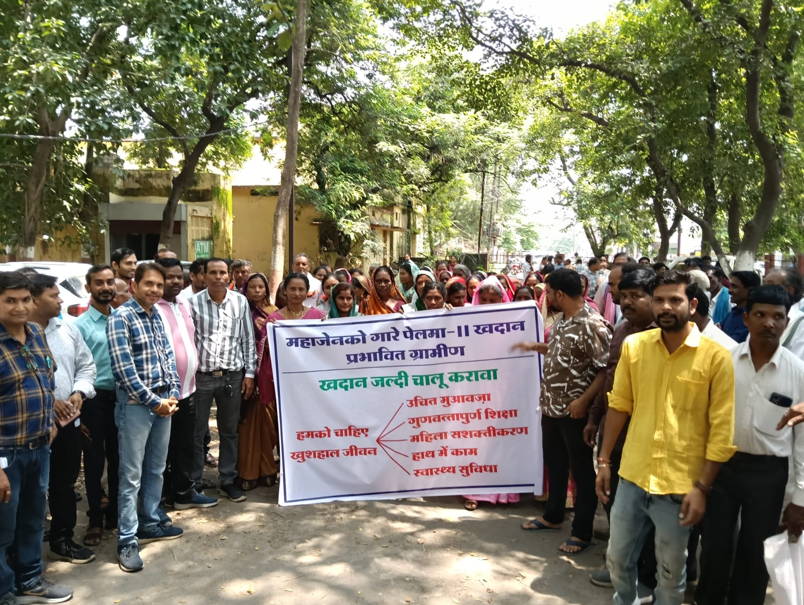 महाजेनको की कोल परियोजना शुरू करवाने, रोजगार और मुआवज़े की मांग को लेकर प्रभावित ग्रामीण पहुंचे रायगढ़; कलेक्टर और एसपी को सौंपा ज्ञापन