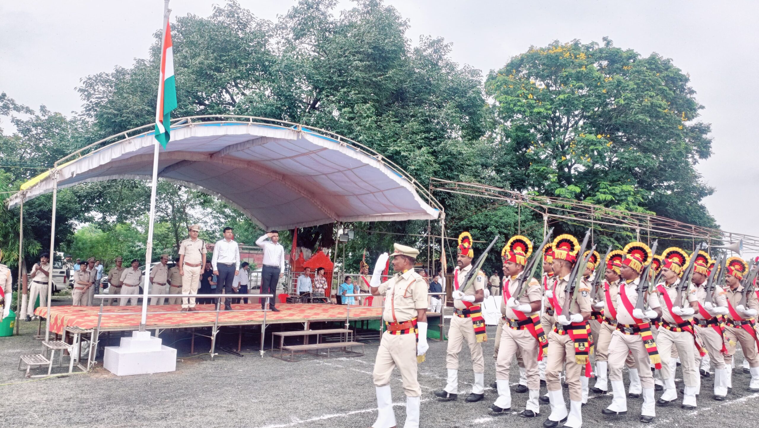 कलेक्टर तथा एसपी ने स्वतंत्रता दिवस समारोह की फुल ड्रेस रिहर्सल का लिया जायजा