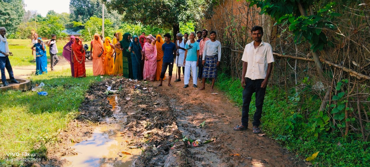 सड़क नहीं होने से ग्रामीणों को आवागमन में हो रही परेशानी