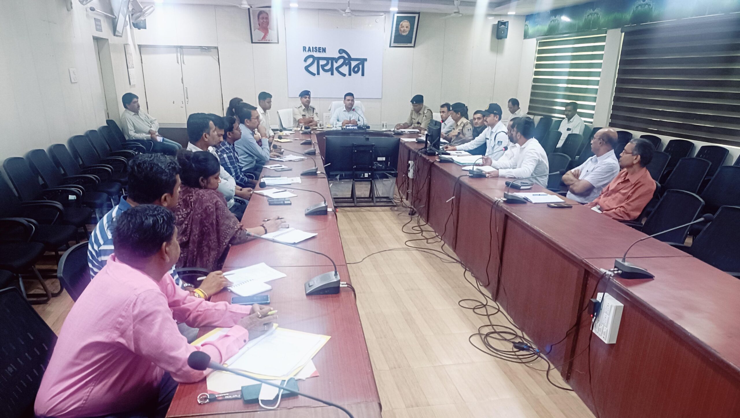 सड़कों पर बैठ रहे गौवंश को गौशालाओं में छोड़ने के पुख्ता प्रबंध करें- कलेक्टर श्री विश्वकर्माजिला स्तरीय सड़क सुरक्षा समिति की बैठक कलेक्टर श्री विश्वकर्मा की अध्यक्षता में संपन्न