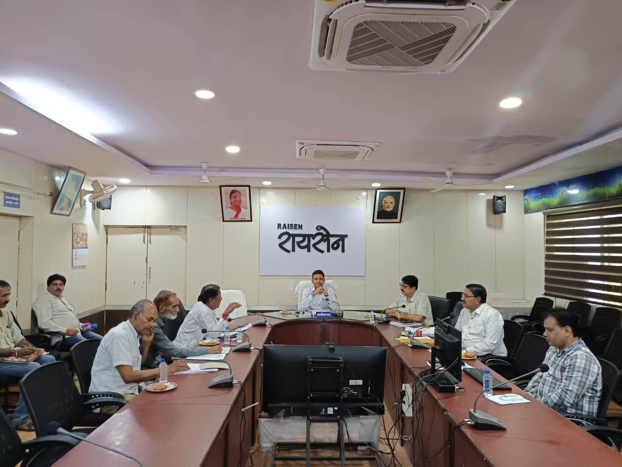 मतदान केन्द्रों के युक्तियुक्तकरण के संबंध में जिला निर्वाचन अधिकारी की अध्यक्षता में राजनैतिक दलों की बैठक सम्पन्न