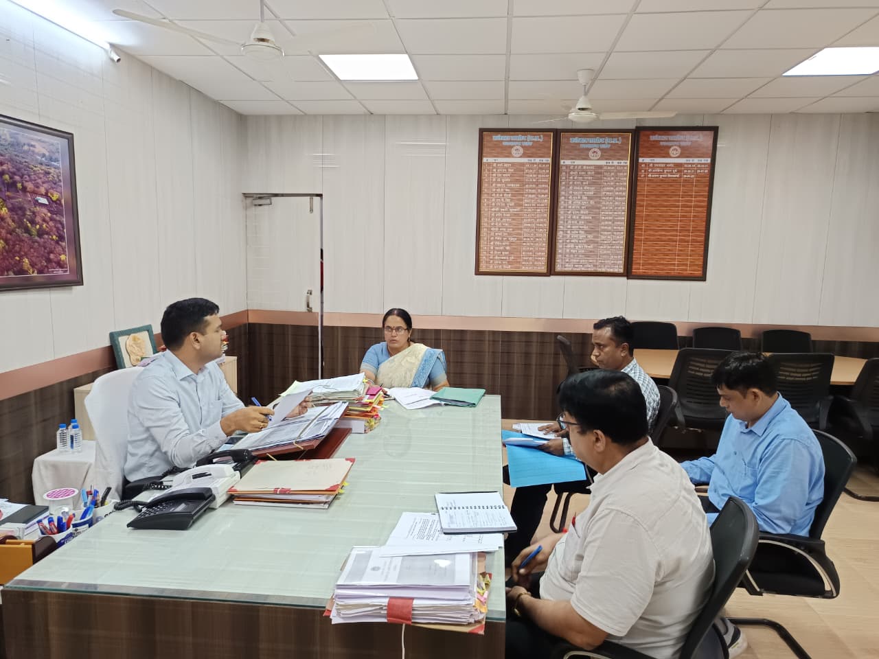 कलेक्टर श्री विश्वकर्मा ने वन ग्रामों को राजस्व ग्रामों में समपरिवर्तन की कार्यवाही पूर्ण करने के दिए निर्देश