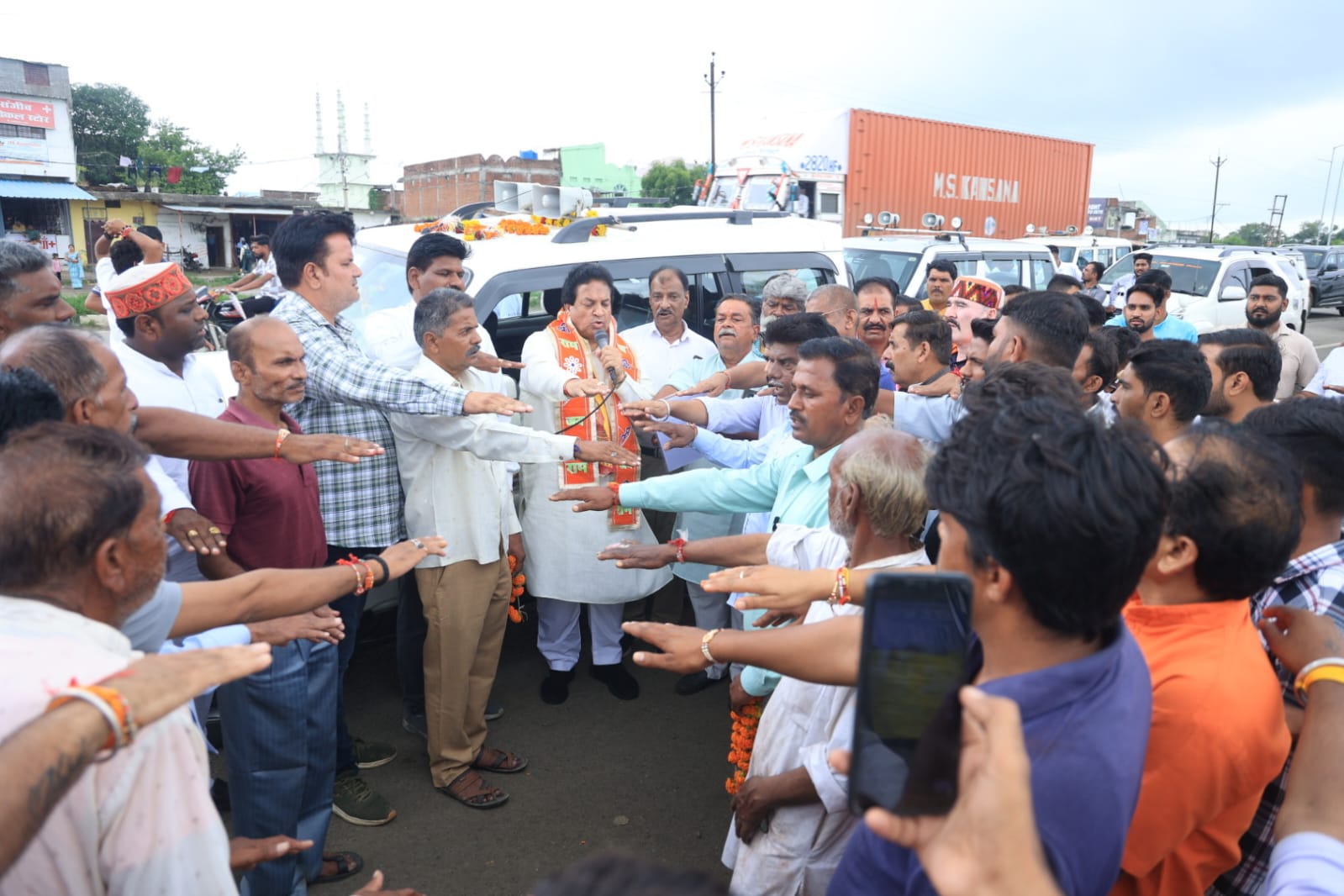 सड़कों पर गौंवश की दुर्घटना की रोकथाम हेतु विधायक श्री पटवा ने मण्डीदीप से बाड़ी तक किया भ्रमण, नागरिकों को गौ सुरक्षा की दिलाई शपथ