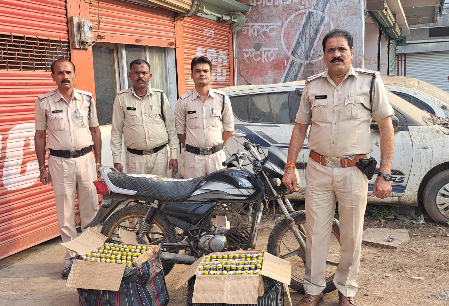 आबकारी विभाग बरेली ने अवैध रूप से परिवहन हो रही 06 पेटी देशी मसाला मदिरा और मोटर सायकिल जप्त की