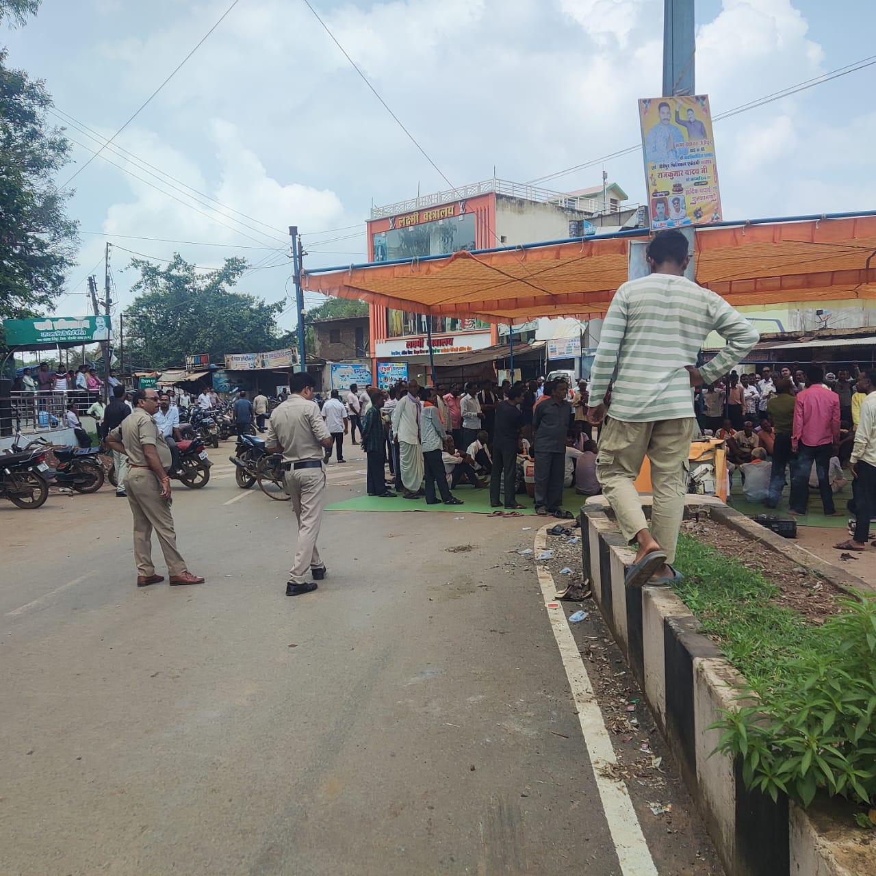 यूरिया खाद के लिए हजारों किसानों ने किया चक्का जाम