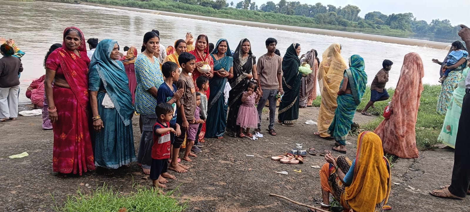 सांची में मोरछट पूजा, पुरनिया तालाब पर महिलाओं की रही भीड़।