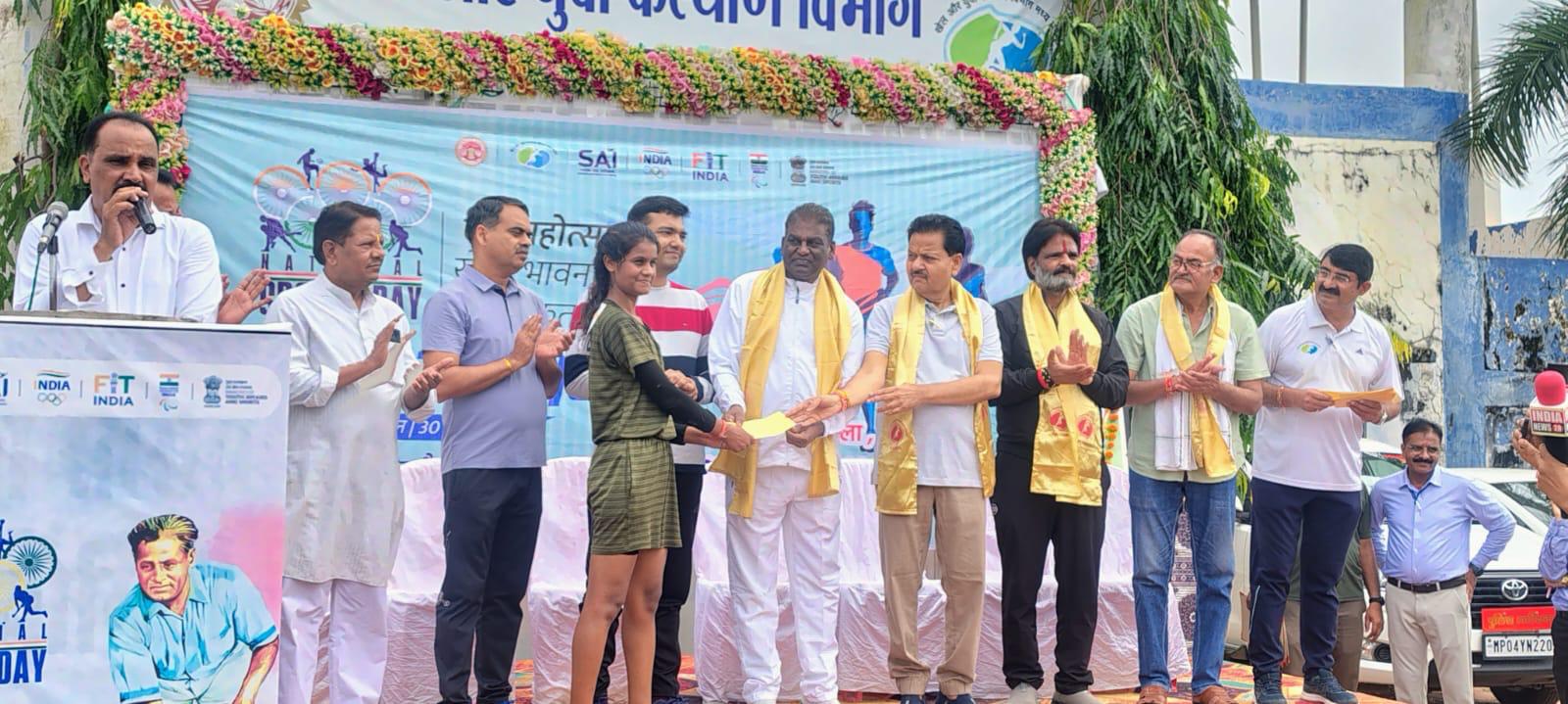 राष्ट्रीय खेल दिवस के उपलक्ष्य में मनाए जा रहे खेल उत्सव के दूसरे दिवस मिनी मैराथन आयोजित