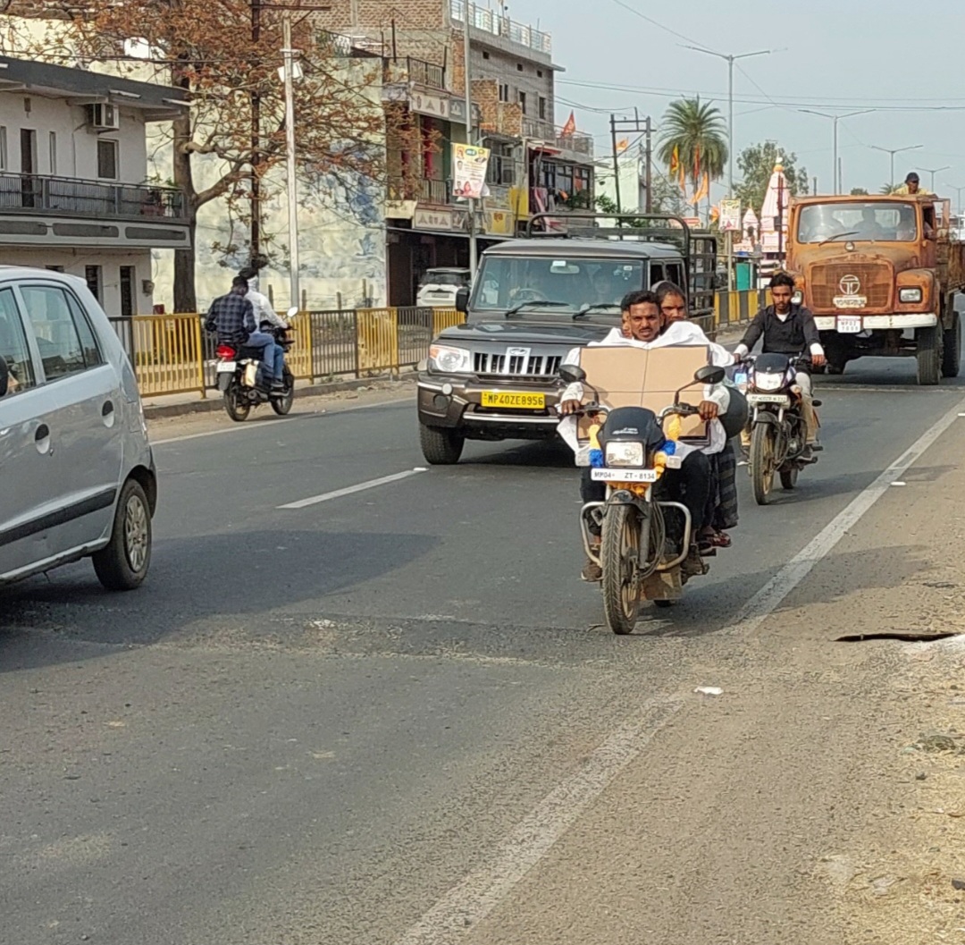 अंधी रफ्तार पर नहीं पुलिस की लगाम, चौराहे बनी रहती अनहोनी की आशंका ।