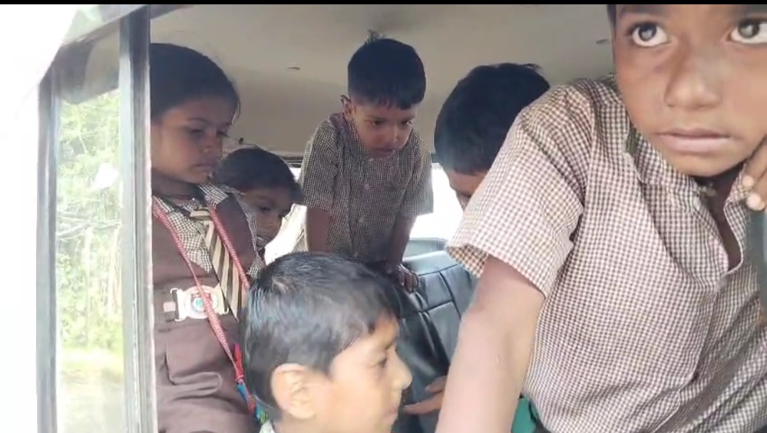 नियमों को दरकिनार कर दौड़ रहे स्कूली वाहन