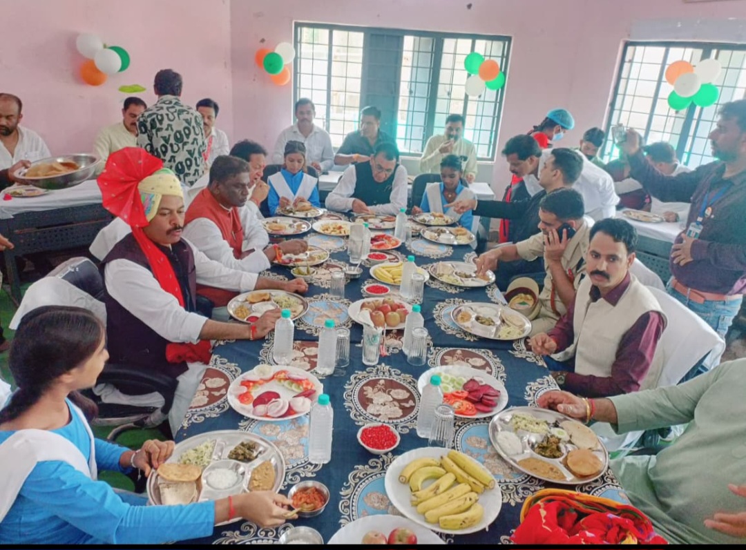 जिले के प्रभारी मंत्री श्री पंवार सहित जनप्रतिनिधियों और अधिकारियों ने छात्राओं के साथ किया मध्यान्ह भोजन
