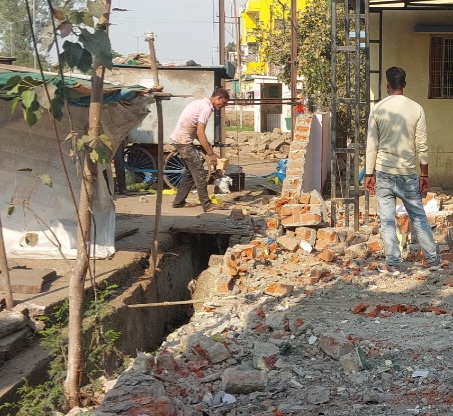 नाला निर्माण की आड़ में तोड़ी सिविल अस्पताल की दीवार, सुरक्षा दांव पर।