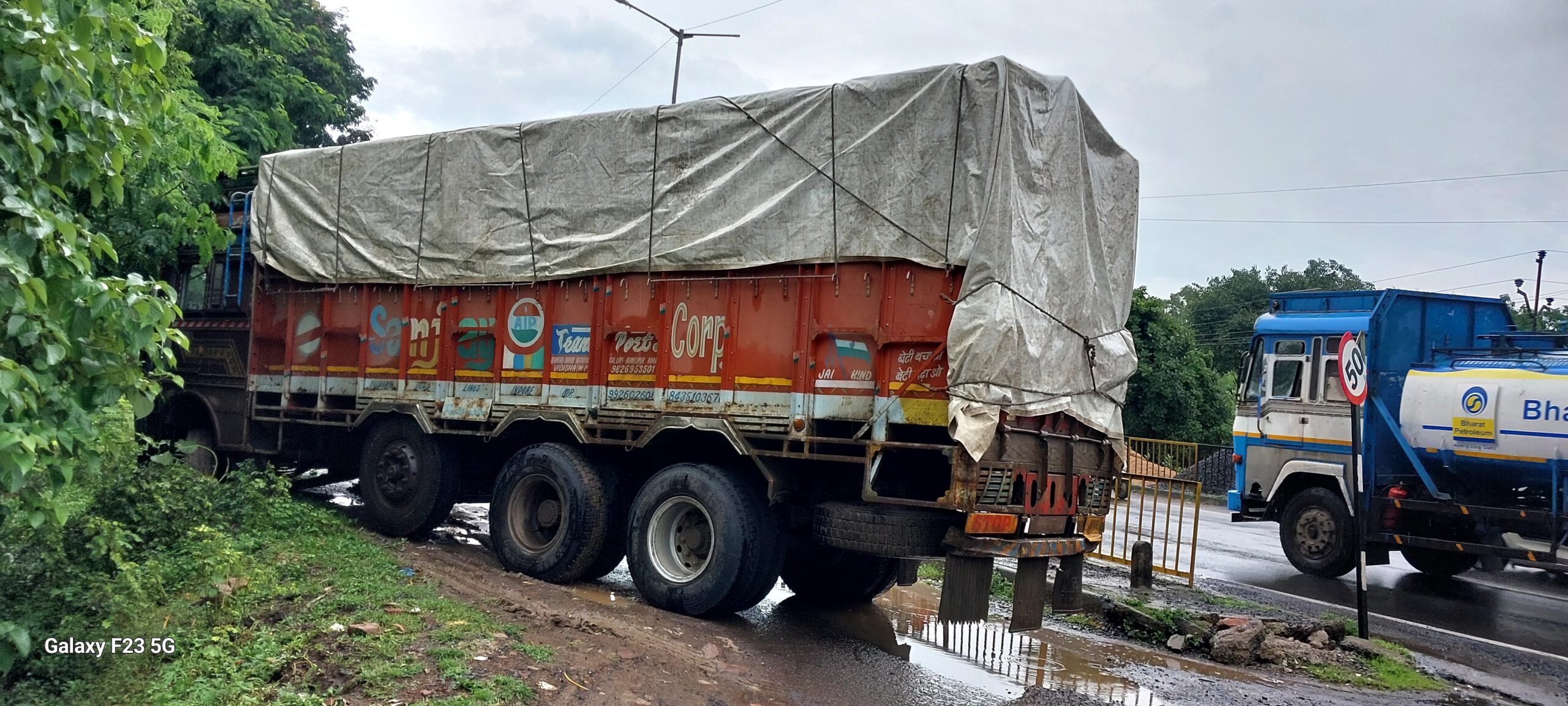 लगातार बारिश से दुर्घटनाओं का खतरा बढ़ा, सड़कें बनी हादसों का कारण